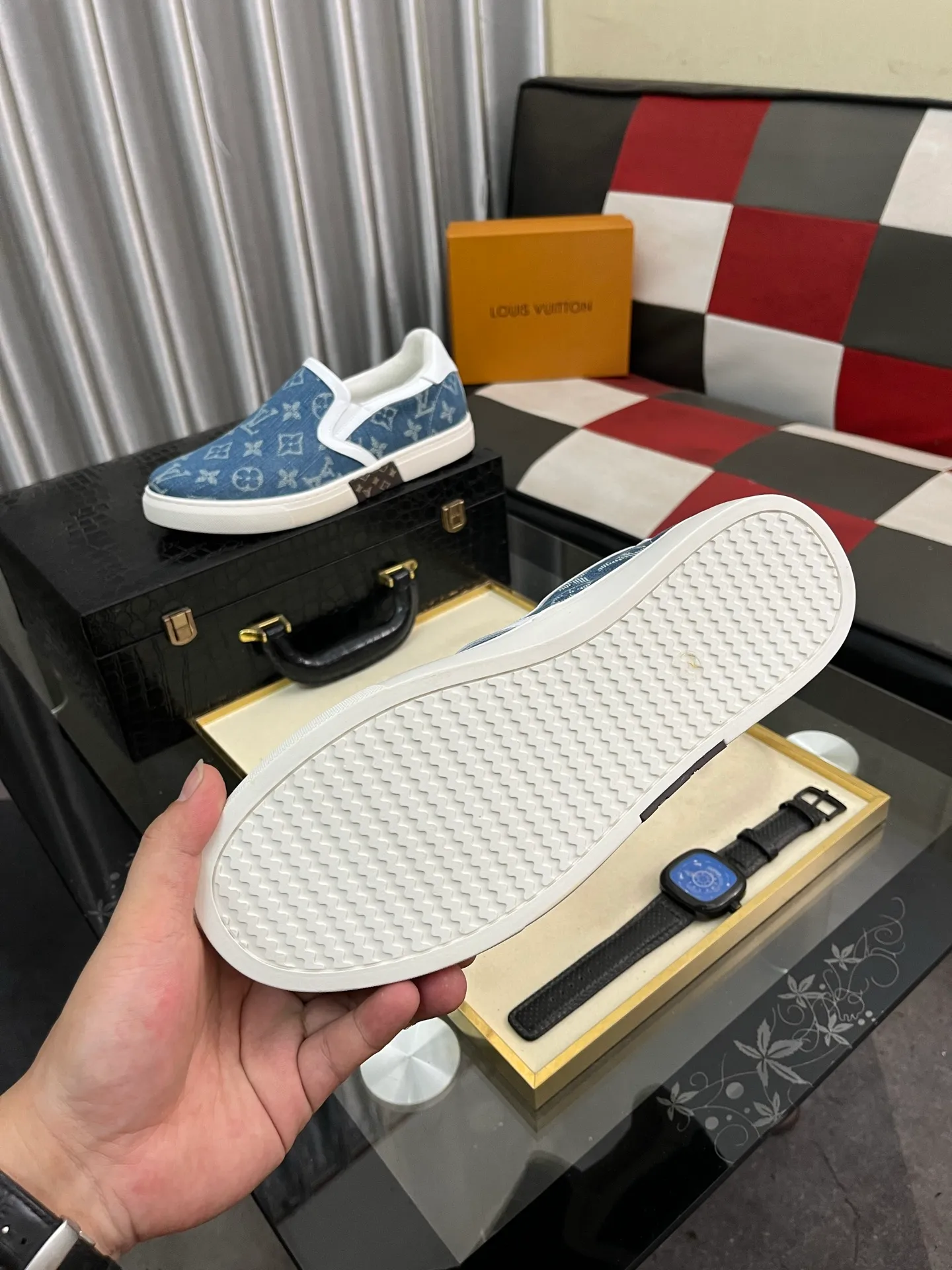Men's shoes 💰400⌚️⌚️LV's new men's high-end casual sports shoes, using imported first-layer cowhide silk screen printing brand lougou, original ultra-light tpu outsole, wear-resistant and comfortable, Monogram lougou embellished rubber outsole, breathable mesh lining, versatile classic style! Size: 38-442️⃣Colors available